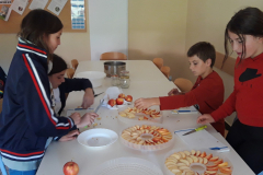 Kuhanje marmelade in priprava jabolčnih krhljev, 6. r.